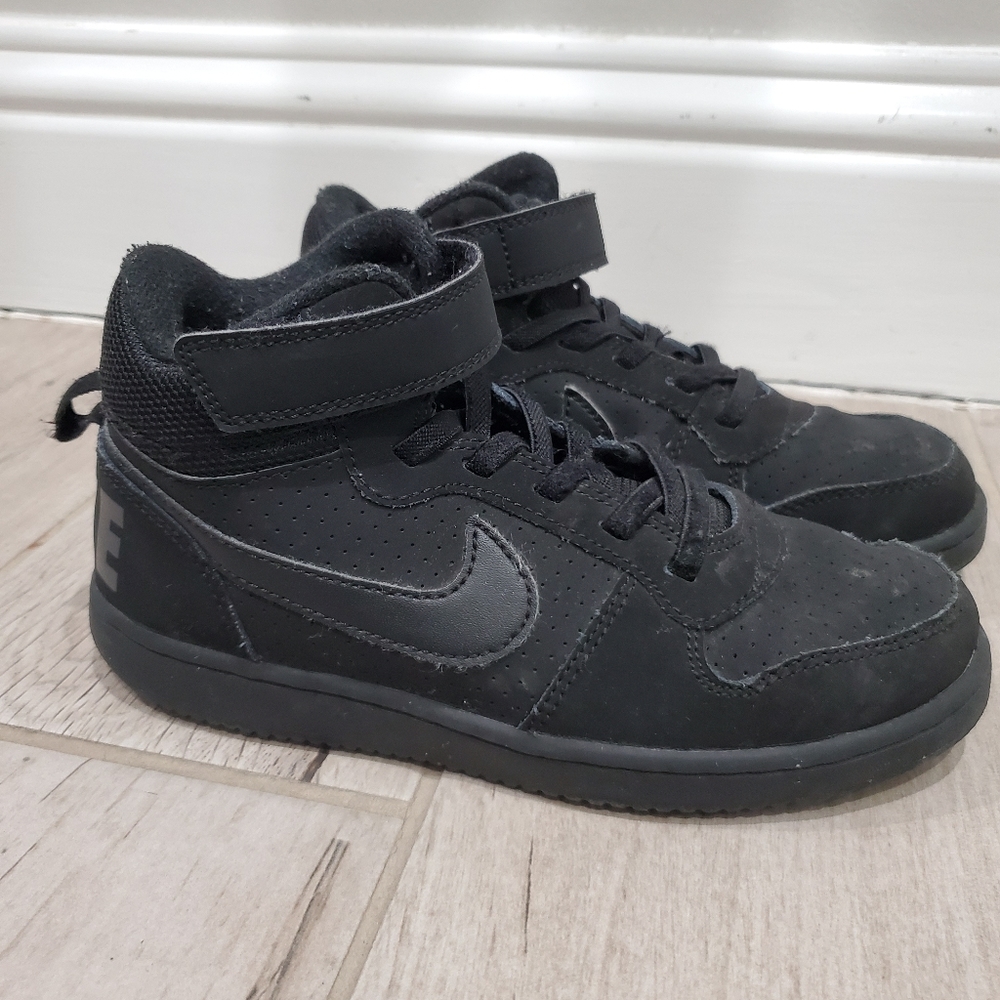 Black nike shoes